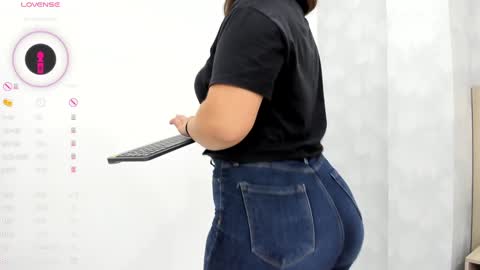 Snapshot of milu_gomez chatting on December 3, 7:33 pm Milu Gomez online show from December 3, 7:33 pm