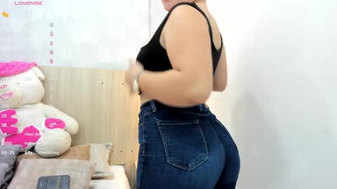 Snapshot of milu_gomez chatting on December 15, 7:21 pm Milu Gomez online show from December 15, 7:21 pm