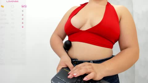 Snapshot of milu_gomez chatting on December 18, 7:52 pm Milu Gomez online show from December 18, 7:52 pm