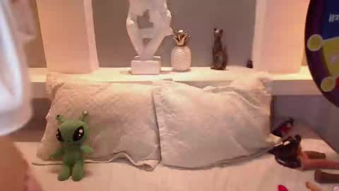 Snapshot of milu_w4llace chatting on October 3, 1:02 am Milu Wallace online show from October 3, 1:02 am