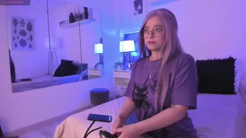 Snapshot of miluu_dh chatting on November 13, 12:37 pm Miluu DH online show from November 13, 12:37 pm