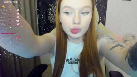 Snapshot of milymi_ chatting on January 22, 2:37 am Milena and Jasper online show from January 22, 2:37 am