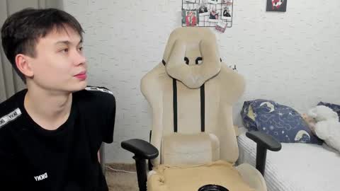 Snapshot of milymi_ chatting on February 22, 2:52 pm Milena and Jasper online show from February 22, 2:52 pm