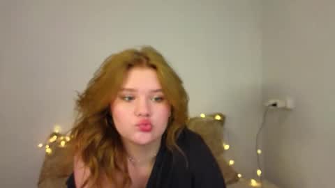 Snapshot of mina27372 chatting on February 7, 3:27 pm hi Im Mina online show from February 7, 3:27 pm