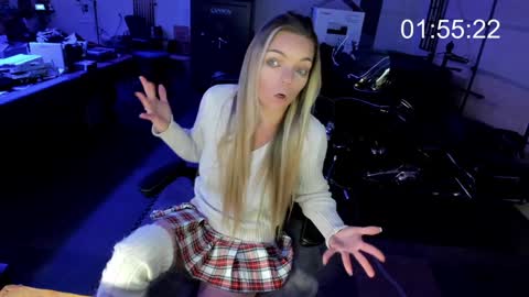 Snapshot of mindymars chatting on December 6, 12:16 pm Mindy Mars online show from December 6, 12:16 pm