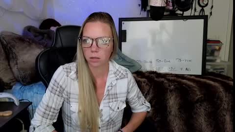Snapshot of mindymars chatting on September 17, 3:14 pm Mindy Mars online show from September 17, 3:14 pm