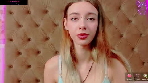 Snapshot of mira_lynxx chatting on November 10, 5:06 am mira_lynxx online show from November 10, 5:06 am
