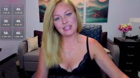 Snapshot of mira_whitme chatting on June 15, 11:56 am Mira online show from June 15, 11:56 am