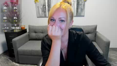 Snapshot of mira_whitme chatting on June 18, 12:09 pm Mira online show from June 18, 12:09 pm