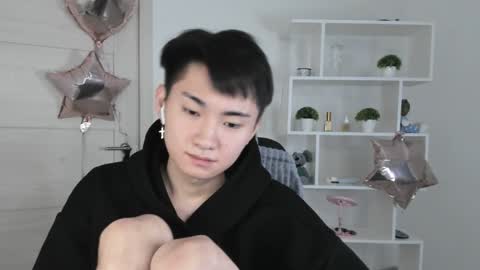 Snapshot of miram_yoo chatting on December 6, 12:05 pm online show from December 6, 12:05 pm