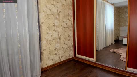 mishapallmer online show from November 25, 9:20 am