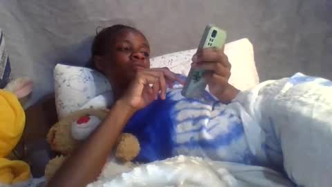 miss_belllo online show from February 9, 6:05 pm