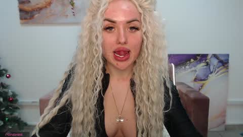 Snapshot of miss_kiten chatting on February 3, 2:47 am miss_kiten online show from February 3, 2:47 am