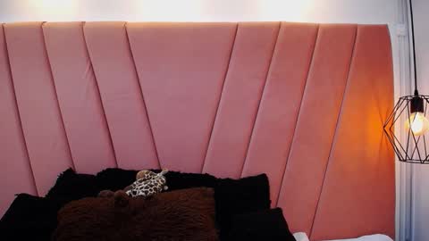 mia online show from October 23, 12:04 pm