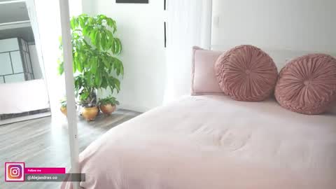 Snapshot of miss_meii chatting on June 6, 3:17 pm Alejandra online show from June 6, 3:17 pm