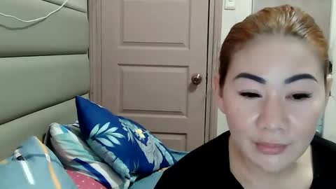 HOT MOMMY ZEPHYR online show from April 17, 8:50 am