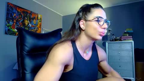 Alesyamuscledoll online show from May 4, 6:59 pm