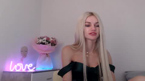 Snapshot of missemma1111 chatting on December 24, 9:55 pm EMMA online show from December 24, 9:55 pm