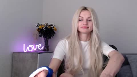 Snapshot of missemma1111 chatting on March 4, 9:32 pm EMMA online show from March 4, 9:32 pm