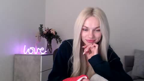 Snapshot of missemma1111 chatting on March 11, 10:09 pm EMMA online show from March 11, 10:09 pm