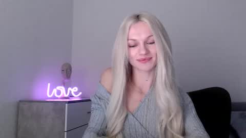 Snapshot of missemma1111 chatting on December 16, 3:17 pm EMMA online show from December 16, 3:17 pm