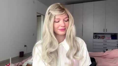 Snapshot of missfit_ chatting on January 9, 8:06 am Viola online show from January 9, 8:06 am