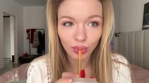 Snapshot of missfit_ chatting on January 11, 8:41 am Viola online show from January 11, 8:41 am