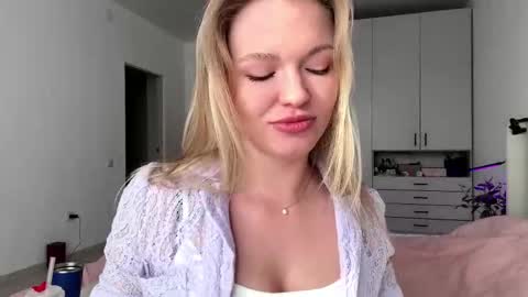 Snapshot of missfit_ chatting on January 12, 9:14 am Viola online show from January 12, 9:14 am