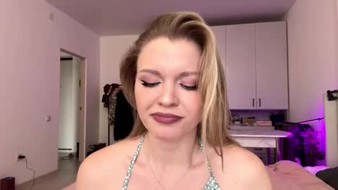 Snapshot of missfit_ chatting on January 15, 7:57 am Viola online show from January 15, 7:57 am