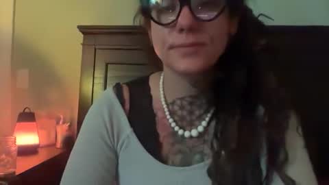 misshoneybadger333 online show from October 21, 2:01 am