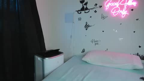 Snapshot of misskarinahilton chatting on September 13, 6:29 pm MissKarinaHilton online show from September 13, 6:29 pm