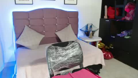 misskarol18 online show from February 18, 5:10 pm