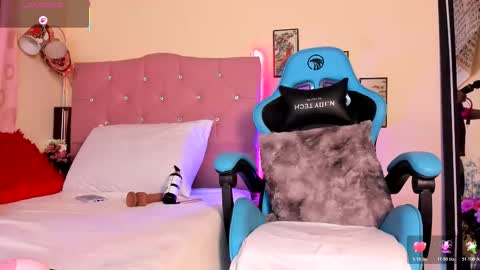 Snapshot of misskendall_hot chatting on October 25, 3:29 pm online show from October 25, 3:29 pm