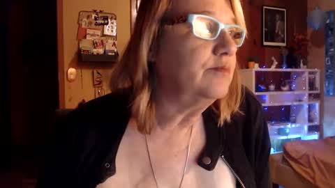 Snapshot of misskittyfox chatting on December 6, 6:15 am MissKittyFox online show from December 6, 6:15 am