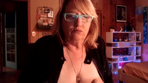 Snapshot of misskittyfox chatting on December 12, 3:21 am MissKittyFox online show from December 12, 3:21 am