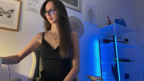 misslalii online show from February 24, 1:53 pm