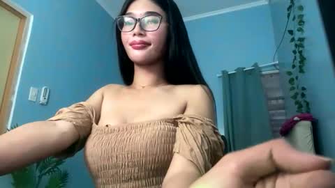missminervaa online show from October 3, 6:05 pm