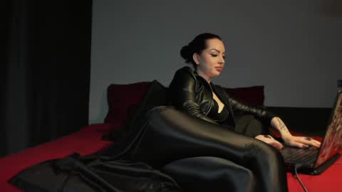 Snapshot of missmirandagd chatting on May 12, 6:16 pm online show from May 12, 6:16 pm