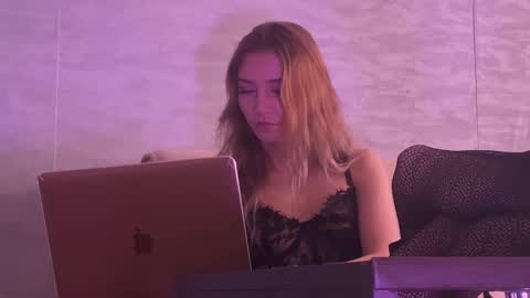 missmiroslava online show from March 18, 9:45 am