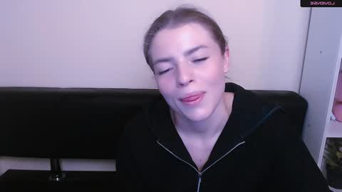 Snapshot of missoliviaa_ chatting on January 3, 12:08 pm Olivia online show from January 3, 12:08 pm