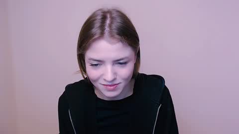 Snapshot of missoliviaa_ chatting on January 4, 12:38 pm Olivia online show from January 4, 12:38 pm