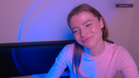 Snapshot of missoliviaa_ chatting on December 14, 10:53 am Olivia online show from December 14, 10:53 am