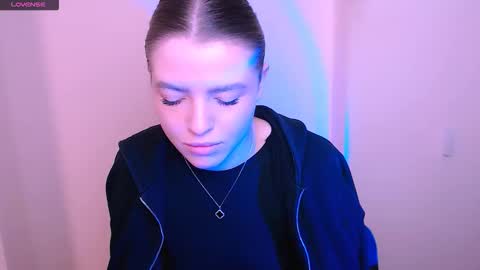 Snapshot of missoliviaa_ chatting on December 18, 9:37 am Olivia online show from December 18, 9:37 am