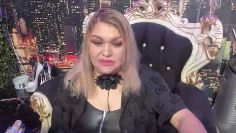 Snapshot of missqueent chatting on November 2, 11:29 pm QueenT online show from November 2, 11:29 pm