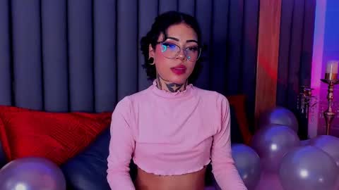 Snapshot of misstomie_ chatting on December 4, 1:53 pm Tomiehelp me get to 100 thumbs up online show from December 4, 1:53 pm