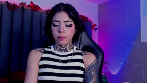 Snapshot of misstomie_ chatting on December 19, 12:56 pm Tomiehelp me get to 100 thumbs up online show from December 19, 12:56 pm