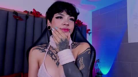 Snapshot of misstomie_ chatting on January 2, 12:57 pm Tomiehelp me get to 100 thumbs up online show from January 2, 12:57 pm