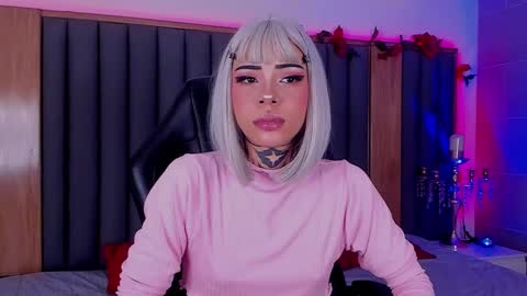 Snapshot of misstomie_ chatting on January 28, 2:53 pm Tomiehelp me get to 100 thumbs up online show from January 28, 2:53 pm