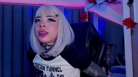 Snapshot of misstomie_ chatting on February 21, 9:54 pm Tomiehelp me get to 100 thumbs up online show from February 21, 9:54 pm