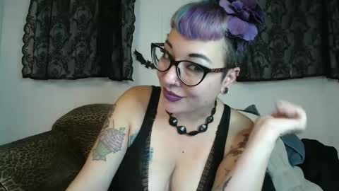 Snapshot of missy_dee chatting on September 17, 6:48 am Missy Dee online show from September 17, 6:48 am
